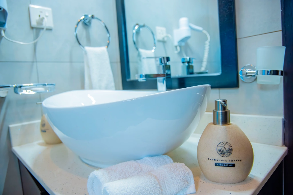 Farmhouse Rwanda - Rubibi Main House Bathroom