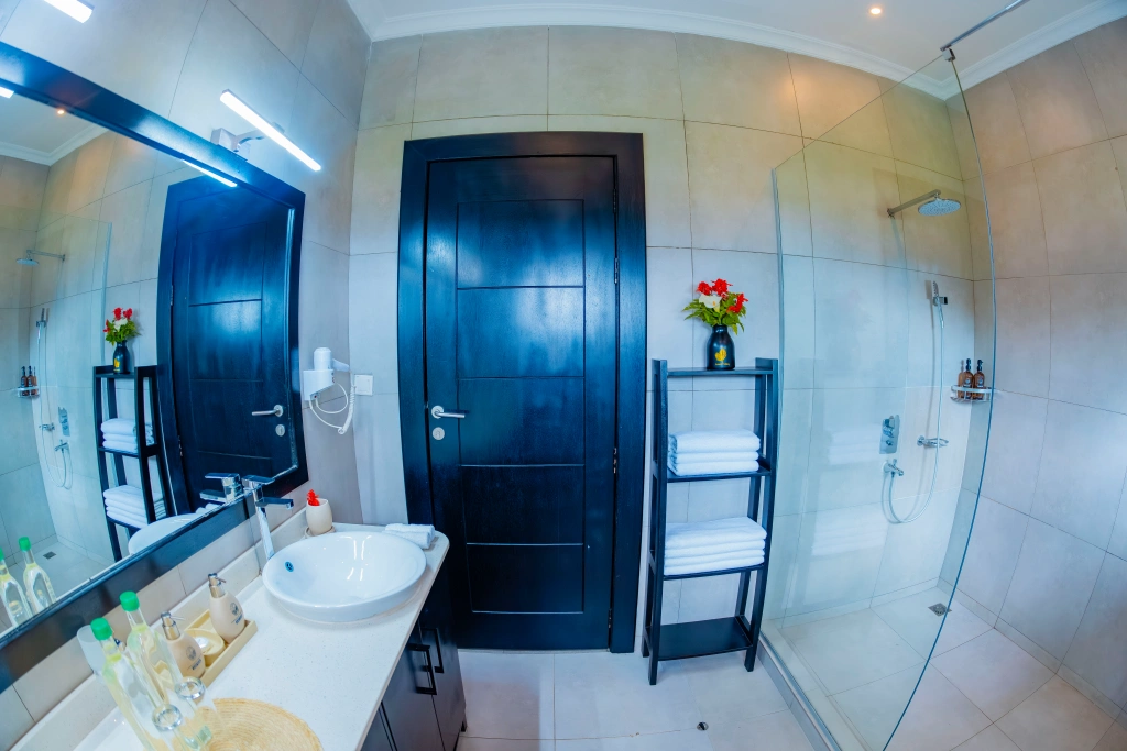Farmhouse Rwanda - Rubibi Main House Bathroom